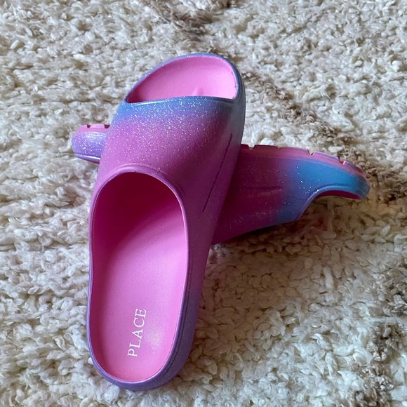 Like NEW! Youth Sparkly Slides - Picture 5 of 6
